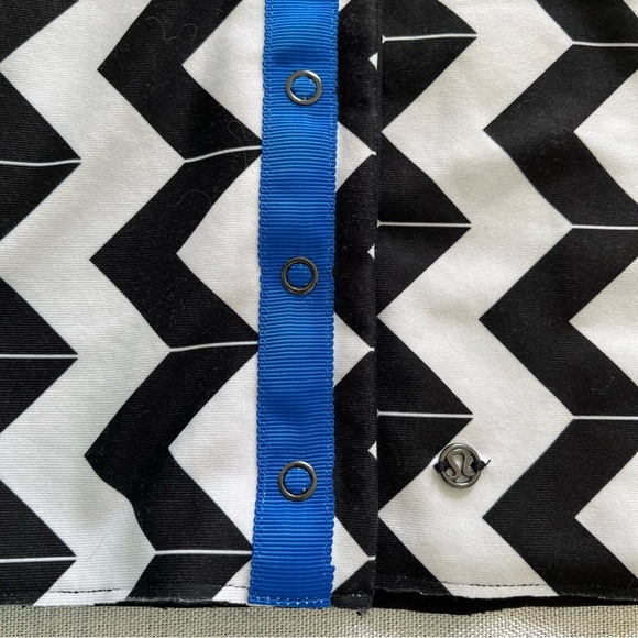 Lululemon Vinyasa Scarf *Luon Light Arrow Chevron White Black / Black - Picture 6 of 9